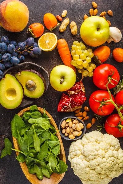 Sötét Háttér Előtt Vegetáriánus Élelmiszer Összetevők Zöldségek Gyümölcsök Gabonafélék Dió — Stock Fotó