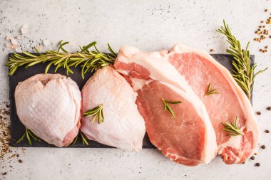 Çiğ tavuk ve domuz etinin barut baharatlar ile. Beyaz arka plan, üstten görünüm, kopya alanı. Gıda arka plan.