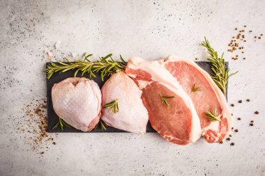 Çiğ tavuk ve domuz etinin barut baharatlar ile. Beyaz arka plan, üstten görünüm, kopya alanı. Gıda arka plan.