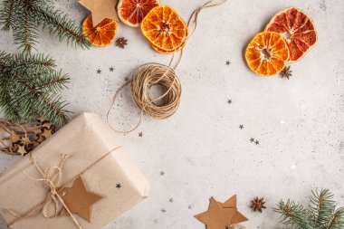 Beyaz bir arka plan üzerinde Noel kompozisyon. Hediyeler ve Noel süsleri. Üstten görünüm, kopya alanı.