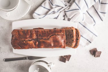 Çay beyaz bir arka planda en iyi görünüm için ev yapımı çikolatalı ekmek (kek).