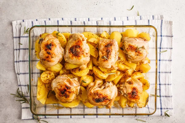 Patatas Caseras Horneadas Con Pollo Plato Cristal Concepto Cocina Casera —  Fotos de Stock