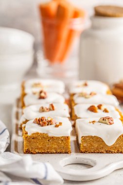 Vejetaryen havuç kek Hindistan cevizi kreması ve pecans beyaz tahta üzerinde. Yeme sağlıklı gıda temizlik, bitki tabanlı diyet kavramı.