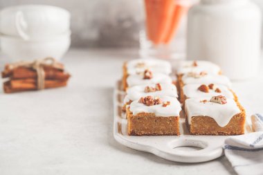 Vejetaryen havuç kek Hindistan cevizi kreması ve pecans beyaz tahta üzerinde. Yeme sağlıklı gıda temizlik, bitki tabanlı diyet kavramı.