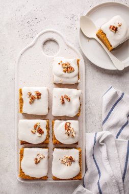 Vejetaryen havuç kek Hindistan cevizi kreması ve pecans beyaz tahta üzerinde. Yeme sağlıklı gıda temizlik, bitki tabanlı diyet kavramı.