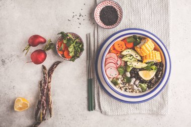 Düz vegan poke kase ile kahverengi pirinç, deniz kale ve sebze beyaz arka plan üzerinde göklere.