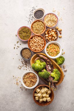 Vegan protein kaynağı. Tofu, fasulye, nohut, Kuruyemiş ve tohumlar üzerinde beyaz bir arka plan, üstten görünüm, uzay kopyalayın. Sağlıklı vejetaryen gıda kavramı.
