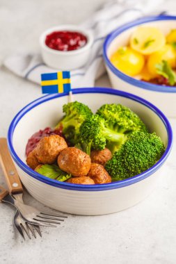 Brokoli, haşlanmış patates ve kızılcık sosu ile geleneksel İsveç köftesi. İsveç gıda kavramı.
