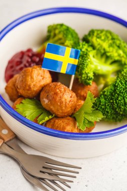 Brokoli, haşlanmış patates ve kızılcık sosu ile geleneksel İsveç köftesi. İsveç gıda kavramı.