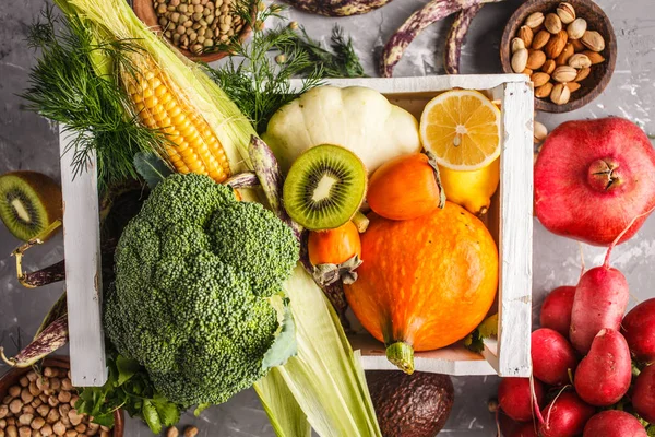 Otoño Cosechar Alimentos Una Caja Madera Frutas Verduras Cereales Antecedentes — Foto de Stock