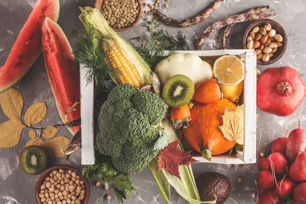 Jesiennych Zbiorów Żywności Drewnianym Pudełku Owoce Warzywa Zboża Zdrowe Jedzenie — Zdjęcie stockowe
