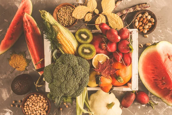 Őszi Szüreti Étel Egy Fadobozban Gyümölcsök Zöldségfélék Gabonafélék Egészséges Élelmiszer — Stock Fotó