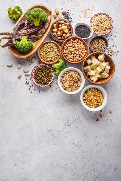 纯素蛋白来源 鹰嘴豆 坚果和种子在白色背景 顶部视图 复制空间 健康素食概念 — 图库照片