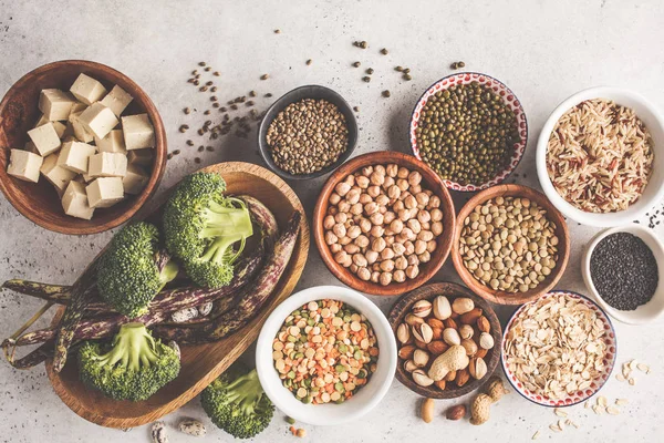 纯素蛋白来源 鹰嘴豆 坚果和种子在白色背景 顶部视图 复制空间 健康素食概念 — 图库照片