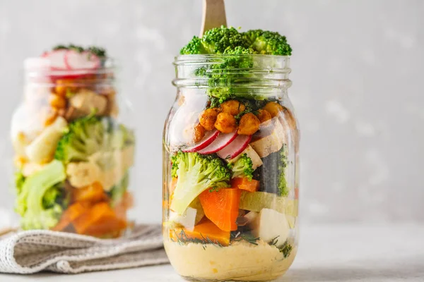 Hälsosam Hemlagad Mason Jar Sallad Med Bakade Grönsaker Hummus Tofu — Stockfoto