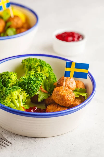 Szwedzkie Klopsiki Tradycyjne Brokułami Gotowanymi Ziemniakami Sosem Żurawinowym Szwedzkie Jedzenie — Zdjęcie stockowe