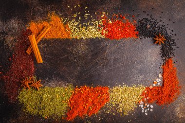 Baharat koyu arka plan üzerinde farklı tür. Gıda çerçeve, üstten görünüm, kopya alanı.