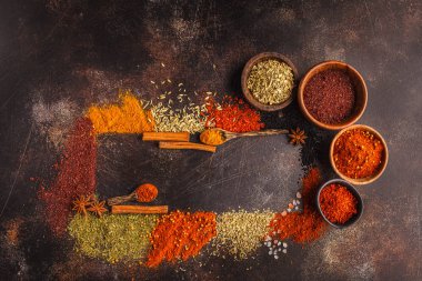 Baharat koyu arka plan üzerinde farklı tür. Gıda çerçeve, üstten görünüm, kopya alanı.