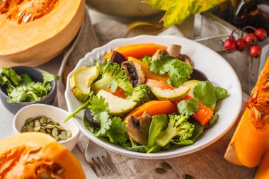 Fırında kabak, pancar, kabak ve havuç sonbahar salatası. Sağlıklı vegan gıda kavramı. Sonbahar gıda kavramı.