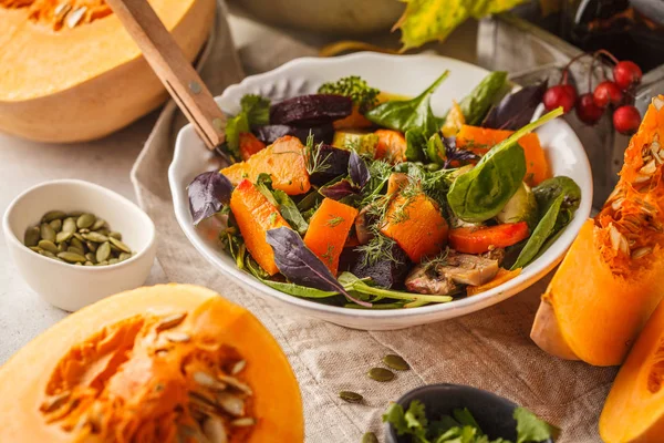 Fırında kabak, pancar, kabak ve havuç sonbahar salatası. Sağlıklı vegan gıda kavramı. Sonbahar gıda kavramı.