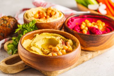 Farklı humus kase. Nohut Humus, avokado humus ve pancar humus. Bitki esaslı diyet gıda.