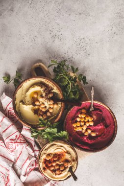 Farklı humus kase. Nohut Humus, avokado humus ve pancar humus. Bitki esaslı diyet gıda.