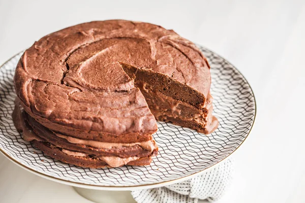 Веганский Шоколадный Торт Белом Блюде Торта Светлый Фон Концепция Здорового — стоковое фото