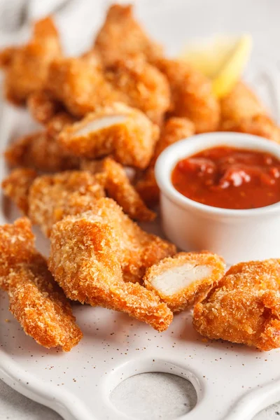 Pollo Frito Con Salsa Tomate Una Pizarra Blanca —  Fotos de Stock