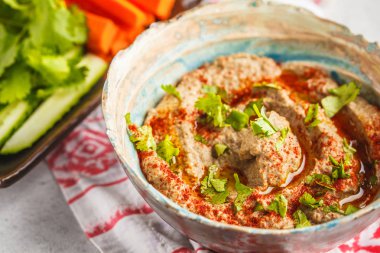 Beyaz arka plan üzerine bir tabak içinde Babaganoush. Bitki esaslı diyet, vegan gıda kavramı.