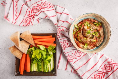 Beyaz arka plan üzerine bir tabak içinde Babaganoush. Bitki tabanlı diyet, vegan gıda kavramı, üstten görünüm.