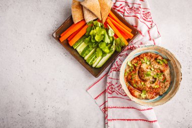 Beyaz arka plan üzerine bir tabak içinde Babaganoush. Bitki tabanlı diyet, vegan gıda kavramı, üstten görünüm, kopya alanı.