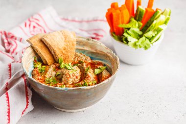 Beyaz arka plan üzerine bir tabak içinde Babaganoush. Bitki esaslı diyet, vegan gıda kavramı.