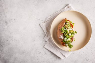 Quinoa Kale ve avokado, üstten görünüm ile tatlı patates doldurulmuş alanı Kopyala.