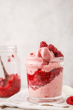 Vejetaryen kahvaltı ahududu ile güler yüzlü (dondurma) berry reçel kavanoz içinde. Bitki esaslı diyet kavramı.