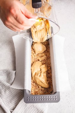 Hazırlama çiğ vegan sürecinin pasta, kaju pasta beyaz bir arka plan üzerinde.