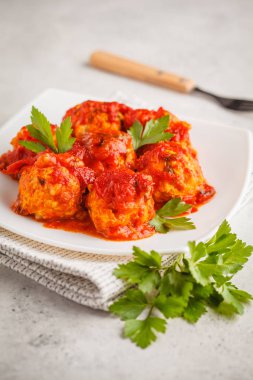 Bir beyaz tabak, beyaz arka plan domates soslu köfte.