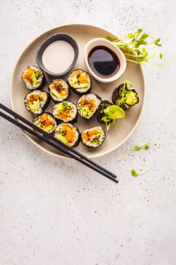 Vegan suşi kabak, kahverengi pirinç ve avokado, kopya alanı ile alır. Bitki esaslı diyet gıda.