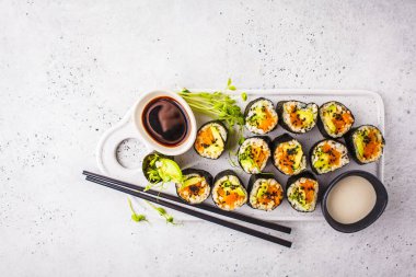 Vegan suşi kabak, kahverengi pirinç ve avokado, kopya alanı ile alır. Bitki esaslı diyet gıda.