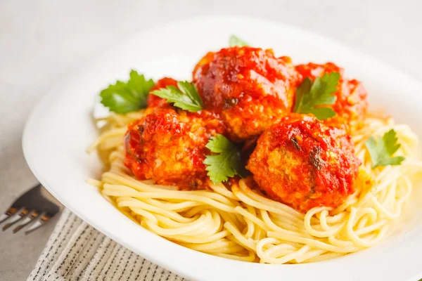 Chicken Meatballs Tomato Sauce Spaghetti White Plate White Background — Stock Photo, Image