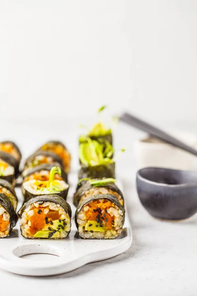Vegan Sushi Κυλίνδρους Κολοκύθα Καφέ Ρύζι Και Αβοκάντο Φυτικά Διατροφή — Φωτογραφία Αρχείου