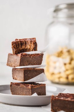 Çiğ Vegan çikolatalı kek dilimler beyaz arka plan üzerinde. Bitki esaslı diyet tatlı.