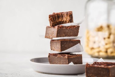 Çiğ Vegan çikolatalı kek dilimler beyaz arka plan üzerinde. Bitki esaslı diyet tatlı.