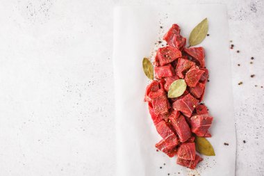 Baharat beyaz bir arka planda üstten görünüm ile ham sığır eti dilim.