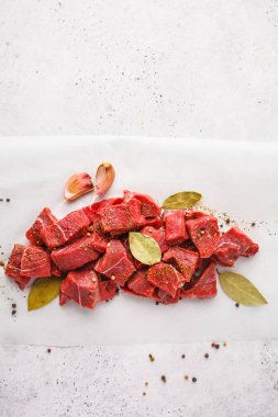 Baharat beyaz bir arka planda üstten görünüm ile ham sığır eti dilim.