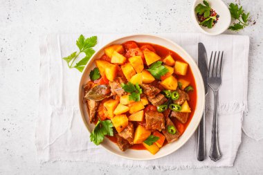 Sığır eti, domates soslu patates ile ihtiva eder. Et geleneksel gulaş, kopya alanı.