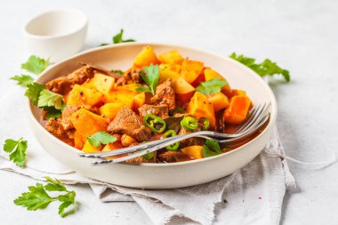 Sığır eti, domates soslu patates ile ihtiva eder. Et geleneksel gulaş.