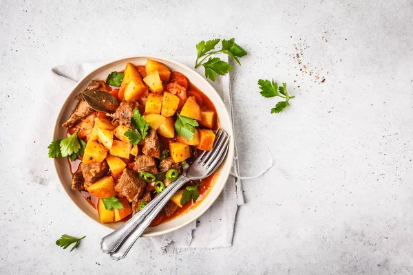 Carne Cozida Com Batatas Molho Tomate Carne Goulash Tradicional Espaço — Fotografia de Stock