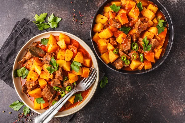 Carne Cozida Com Batatas Molho Tomate Goulash Tradicional Carne — Fotografia de Stock