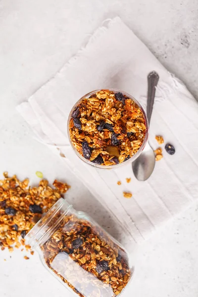 Granola Horno Con Pasas Tazón Fondo Blanco Concepto Comida Saludable — Foto de Stock