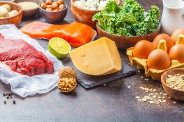 Dengeli beslenme gıda arka plan. Proteinli besinleri: et, yumurta, peynir, quinoa, deli koyu arka plan üzerinde kopya alanı balık,.